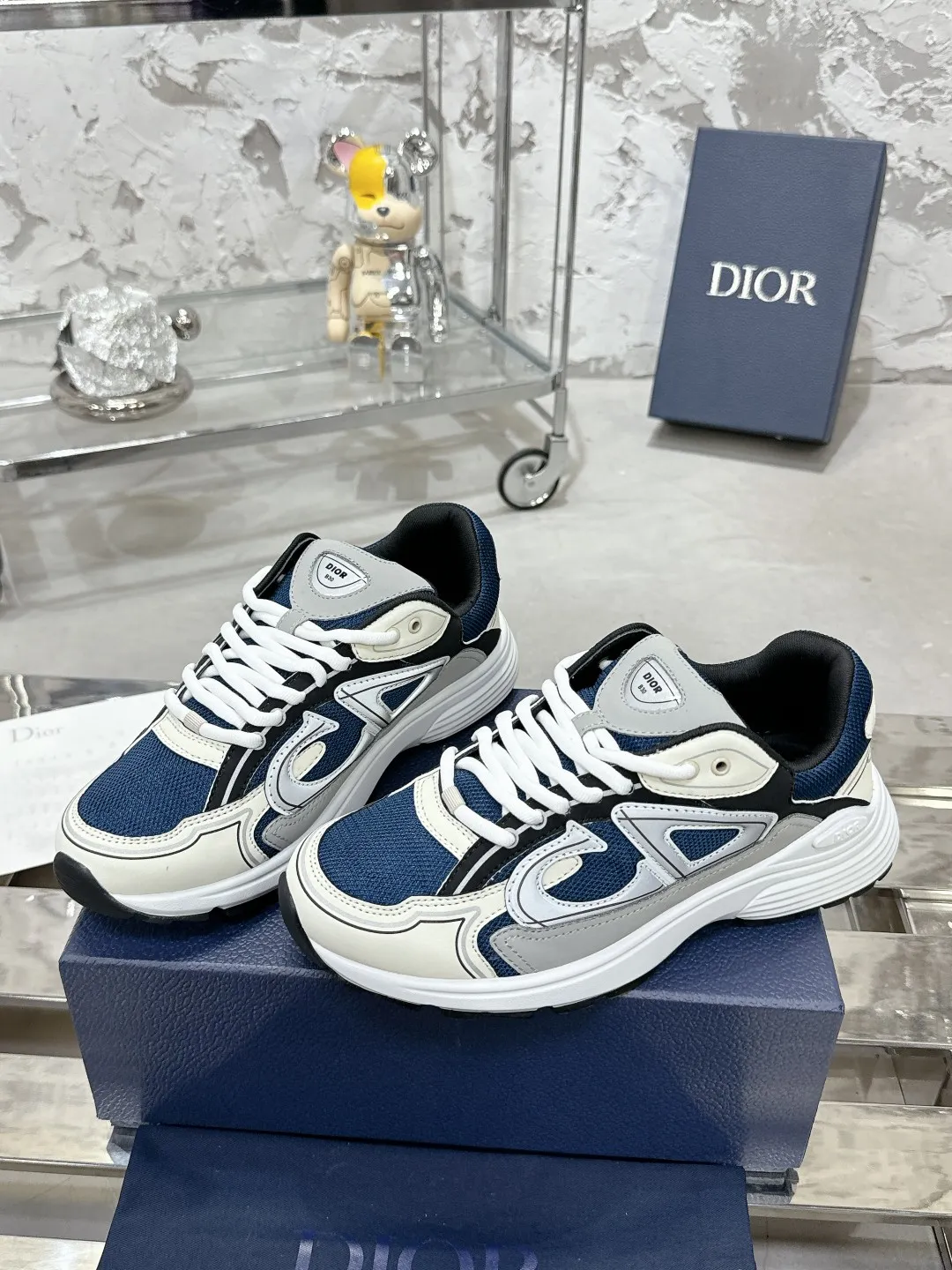 Men's men's shoes 💰600❤️❤️❤️High version Dior Dior's latest color matching B30 series reflective dad sneakers original 17380💰 purchased for development and production Brand new B30 sneakers Dad Shoes style shoes that follow the trend of the retro market The Dior logo on the tongue also indicates that this pair of shoes is the B30 model! B30 uses fine-textured leather and mesh cloth materials to form a shoe body. There are conspicuous letters CD on both sides of the shoe body to indicate identity. Many lines on the shoe body outline details to make the shoes look less monotonous and full of retro flavor. The delivery counter is exquisitely packaged🛍📦 ▪️Fabric: Original customized technical fabric + mesh ▪️Inner lining: Customized breathable lining ▪️Outsole: Original molded IP foam + TPU outsole ▪️Sole thickness: 3.5CM ▪️Size: Women’s size 35-40 / Men’s size 39-46